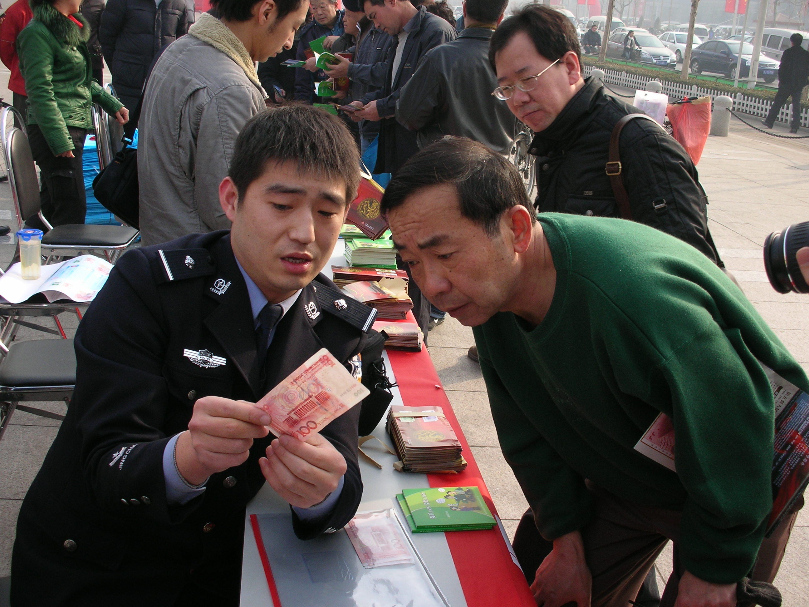 天津人民银行与公安机关联合开展反假货币宣传