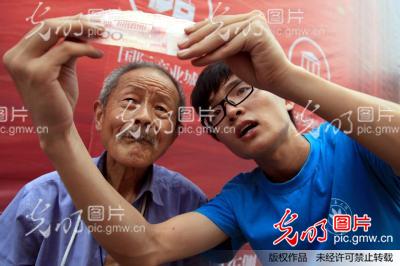 大学生街头宣传反假币
