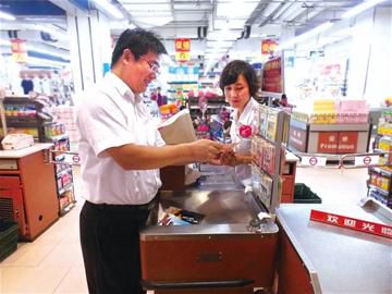 农行城阳支行开展“反假币 保权益”主题宣传月活动